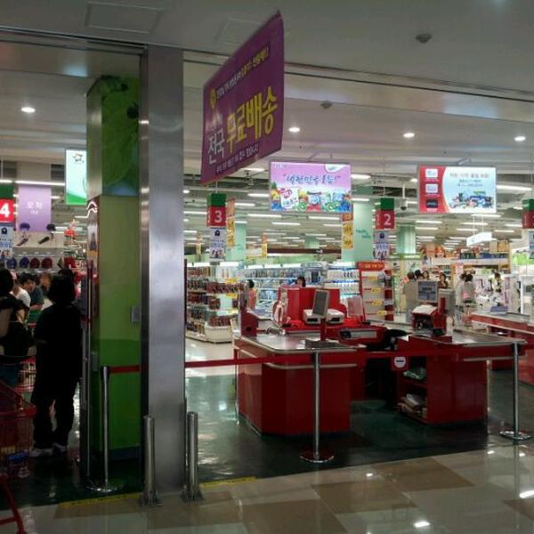 Photo taken at 홈플러스 (Home plus) by Sung Dae L. on 9/13/2011