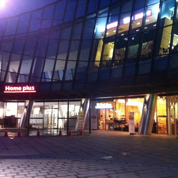 Photo taken at 홈플러스 (Home plus) by Minhee W. on 9/8/2011