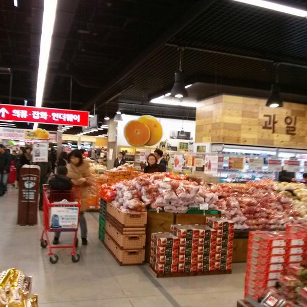 Photo taken at 롯데마트 (LOTTE Mart) by Wooyoung P. on 12/1/2013
