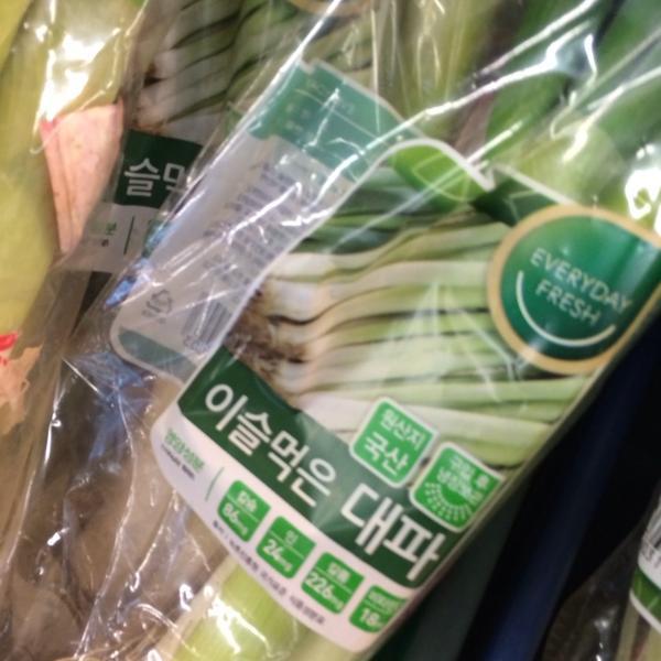 Photo taken at 롯데마트 (LOTTE Mart) by Yong K. on 1/30/2014