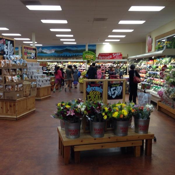 Photo taken at Trader Joe's by أبو ح. on 1/27/2014-美国加利福尼亚州拉梅萨穆雷街5495 Photo taken at Trader Joe's by أبو ح. on 1/27/2014
