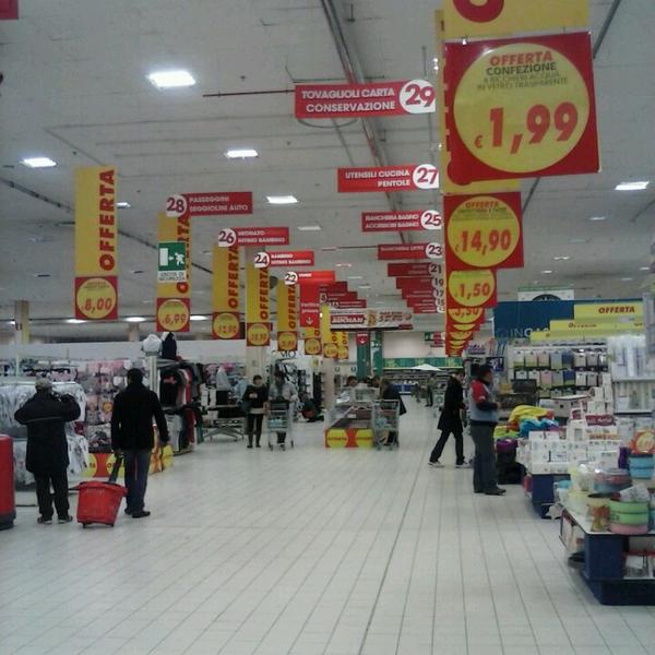 Photo taken at Auchan by Carlos Henrique A. on 4/8/2013-意大利威尼托布索伦戈费尔里那 Photo taken at Auchan by Carlos Henrique A. on 4/8/2013