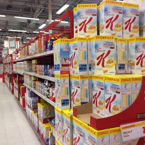 Photo taken at ICA Maxi by Hamid J. on 7/9/2014