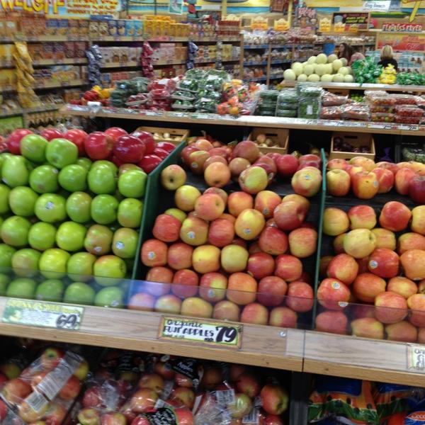 Photo taken at Trader Joe's by Robby V. on 2/12/2013-美国加利福尼亚州亨廷顿比奇汉密尔顿21431 Photo taken at Trader Joe's by Robby V. on 2/12/2013