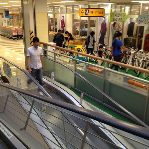 Photo taken at 이마트 (e-mart) by Sung Joon C. on 10/2/2012-釜山广域市中央大街1841易买得超市 Photo taken at 이마트 (e-mart) by Sung Joon C. on 10/2/2012