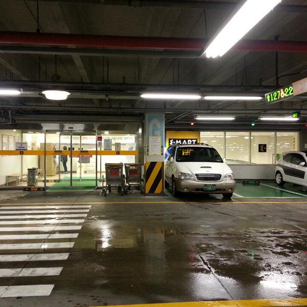 Photo taken at 이마트 (e-mart) by 장섭 이. on 4/23/2013-釜山广域市中央大街1841易买得超市 Photo taken at 이마트 (e-mart) by 장섭 이. on 4/23/2013