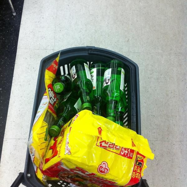 Photo taken at 이마트 에브리데이 (e-mart Everyday) by Jeong-eun K. on 1/28/2013