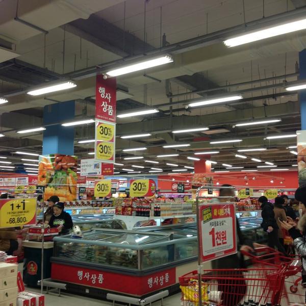 Photo taken at 홈플러스 / Home plus by Aileen K. on 2/8/2013-韩国蔚山南区148 Photo taken at 홈플러스 / Home plus by Aileen K. on 2/8/2013