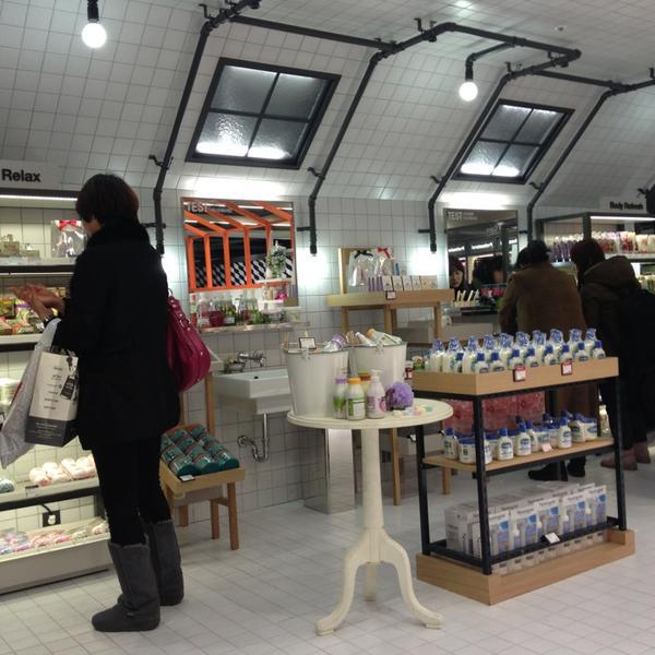 Photo taken at 올리브영 (OLIVE YOUNG) by Mardhiah S. on 12/22/2012-首尔中区2街199-45号蒂芙尼入口 OliveYoung美妆店 Photo taken at 올리브영 (OLIVE YOUNG) by Mardhiah S. on 12/22/2012