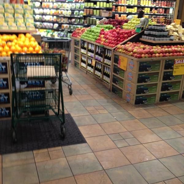 Photo taken at Whole Foods Market by Igael H. on 1/17/2013-伊利诺芝加哥瓦休伦街30(迪尔伯恩街&北国街间) Photo taken at Whole Foods Market by Igael H. on 1/17/2013