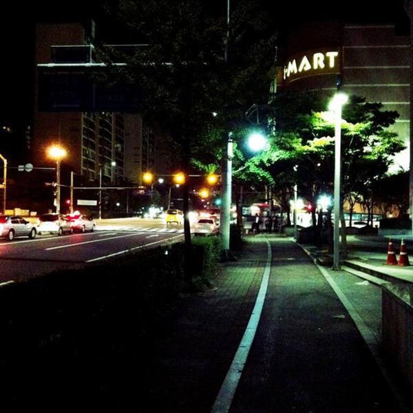 Photo taken at 이마트 (E-Mart) by Kate K. on 9/26/2011-京畿道城南盆塘区134易买得超市 Photo taken at 이마트 (E-Mart) by Kate K. on 9/26/2011