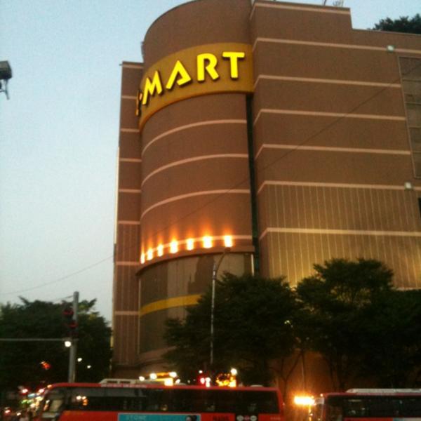 Photo taken at 이마트 (E-Mart) by Patrick Y. on 7/7/2012-京畿道城南盆塘区134易买得超市 Photo taken at 이마트 (E-Mart) by Patrick Y. on 7/7/2012