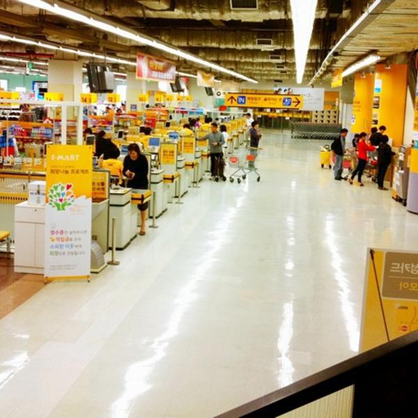 Photo taken at 이마트 (E-Mart) by Kate K. on 9/26/2011-京畿道城南盆塘区134易买得超市 Photo taken at 이마트 (E-Mart) by Kate K. on 9/26/2011