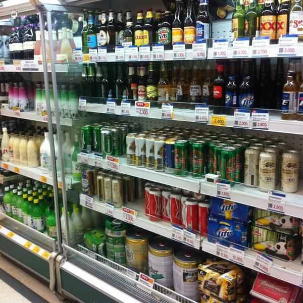 Photo taken at 이마트 (E-Mart) by Sukil Y. on 2/9/2013-京畿道城南盆塘区134易买得超市 Photo taken at 이마트 (E-Mart) by Sukil Y. on 2/9/2013