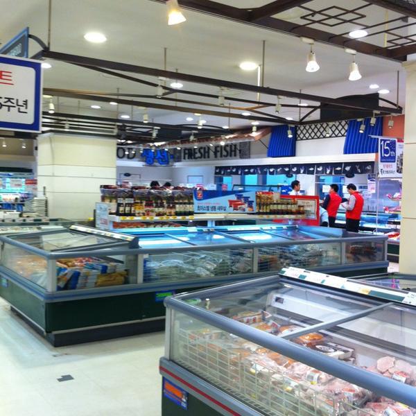 Photo taken at 롯데마트 (LOTTE Mart) by Jang-hwan J. on 3/21/2013