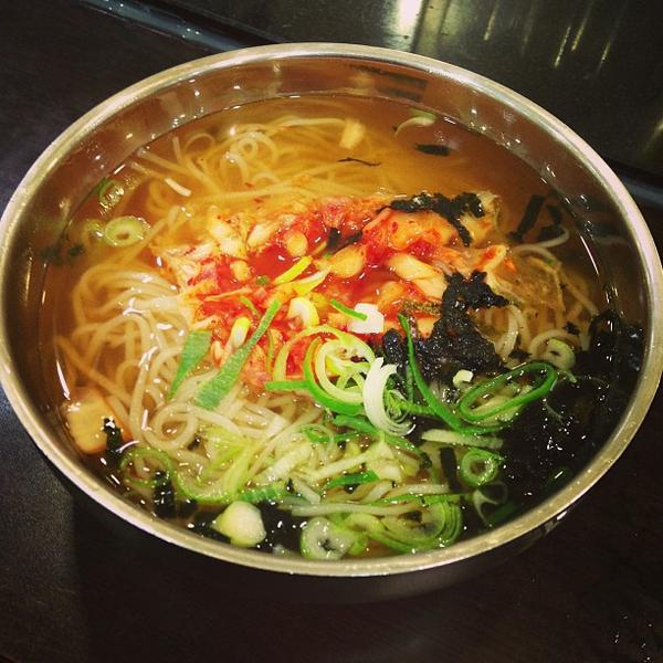 Photo taken at 롯데마트 (LOTTE Mart) by 지혜 하. on 4/15/2013