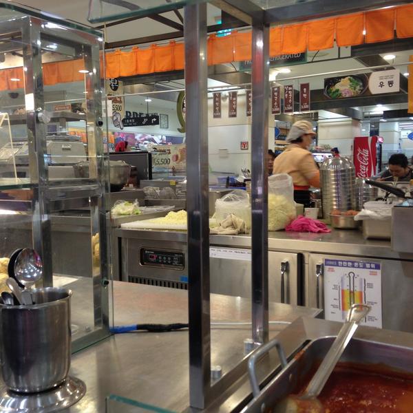 Photo taken at 롯데마트 (LOTTE Mart) by 지혜 하. on 5/2/2013