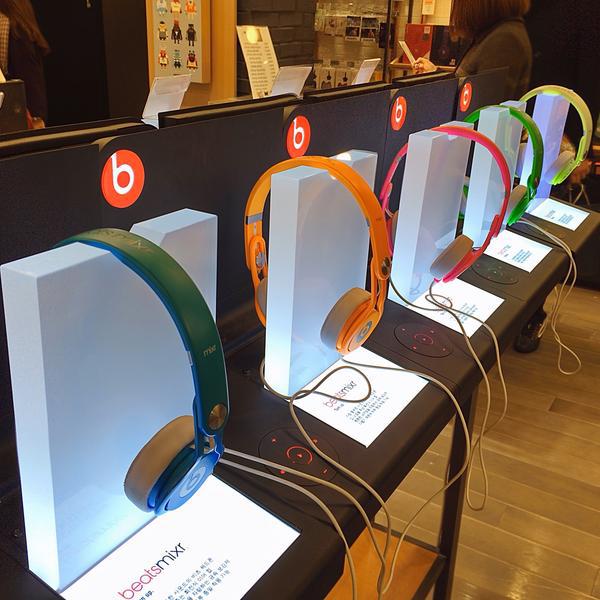 Photo taken at 올리브영 (OLIVE YOUNG) Lifestyle Experience Center by n͞͞u͞͞1t͞͞ on 2/14/2015-首尔特别市中区明洞53号总店OliveYoung美妆店 Photo taken at 올리브영 (OLIVE YOUNG) Lifestyle Experience Center by n͞͞u͞͞1t͞͞ on 2/14/2015