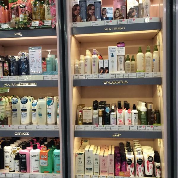 Photo taken at 올리브영 (OLIVE YOUNG) Lifestyle Experience Center by Young Jun K.-首尔特别市中区明洞53号总店OliveYoung美妆店 Photo taken at 올리브영 (OLIVE YOUNG) Lifestyle Experience Center by Young Jun K.