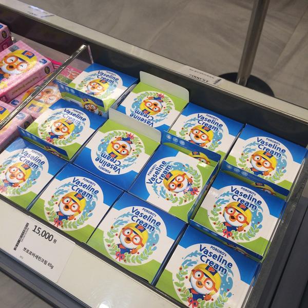 Photo taken at 올리브영 (OLIVE YOUNG) Lifestyle Experience Center by Young Jun K.-首尔特别市中区明洞53号总店OliveYoung美妆店 Photo taken at 올리브영 (OLIVE YOUNG) Lifestyle Experience Center by Young Jun K.