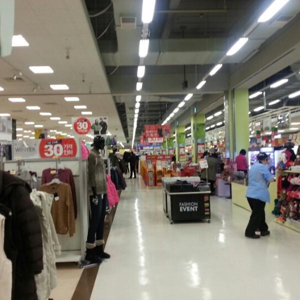 Photo taken at 홈플러스 (Home Plus) by Soomin(Simon) S. on 12/8/2012-京畿道高阳市义山817 Photo taken at 홈플러스 (Home Plus) by Soomin(Simon) S. on 12/8/2012