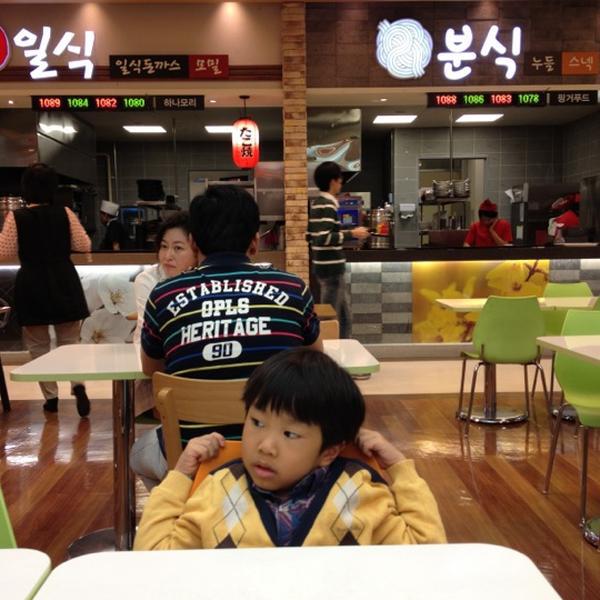 Photo taken at 홈플러스 (Home Plus) by Ethan L. on 10/1/2012-京畿道高阳市义山817 Photo taken at 홈플러스 (Home Plus) by Ethan L. on 10/1/2012