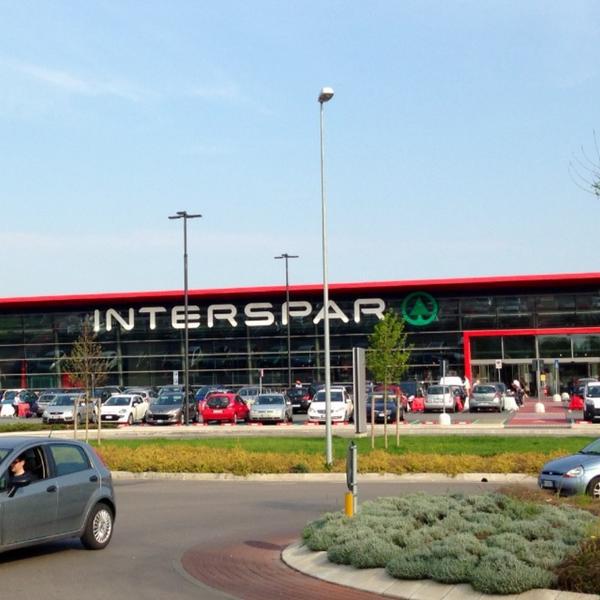 Photo taken at Interspar by Samuel S. on 4/19/2013-意大利威尼托帕多瓦庞悌维戈达则热路2 Photo taken at Interspar by Samuel S. on 4/19/2013