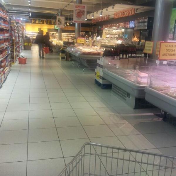 Photo taken at Interspar by Vera M. on 3/28/2012-意大利威尼托帕多瓦庞悌维戈达则热路2 Photo taken at Interspar by Vera M. on 3/28/2012