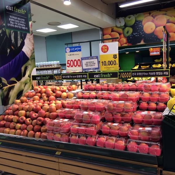 Photo taken at 홈플러스 (Home Plus) by HYUN HOON J. on 1/29/2014-京畿道水原市灵通区1576 Photo taken at 홈플러스 (Home Plus) by HYUN HOON J. on 1/29/2014