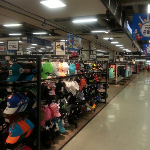 Photo taken at 홈플러스 (Home Plus) by 정훈 김. on 4/5/2014-京畿道水原市灵通区1576 Photo taken at 홈플러스 (Home Plus) by 정훈 김. on 4/5/2014