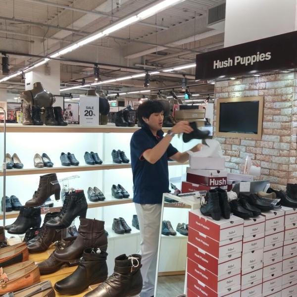 Photo taken at 홈플러스 (Home Plus) by Alex P. on 10/4/2014-首尔市麻浦区世界杯路240号世界杯体育场内(世界杯店) Photo taken at 홈플러스 (Home Plus) by Alex P. on 10/4/2014