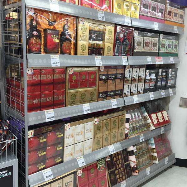 Photo taken at 롯데마트 (Lotte Mart) by Kim J. on 2/10/2015