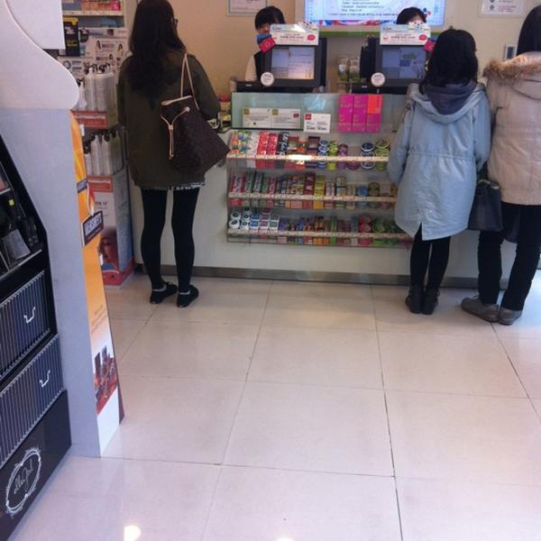 Photo taken at 올리브영 (OLIVE YOUNG) by June H. on 3/10/2012-京畿道城南市盆唐区伊兰广场1F OliveYoung美妆店 Photo taken at 올리브영 (OLIVE YOUNG) by June H. on 3/10/2012