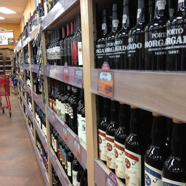 Photo taken at Trader Joes by Hanna S. on 1/5/2013-美国佛罗里达州萨拉索塔塔米亚米街南4101 Photo taken at Trader Joes by Hanna S. on 1/5/2013