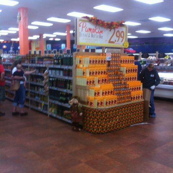 Photo taken at Trader Joes by Steven B. on 10/12/2012-美国佛罗里达州萨拉索塔塔米亚米街南4101 Photo taken at Trader Joes by Steven B. on 10/12/2012