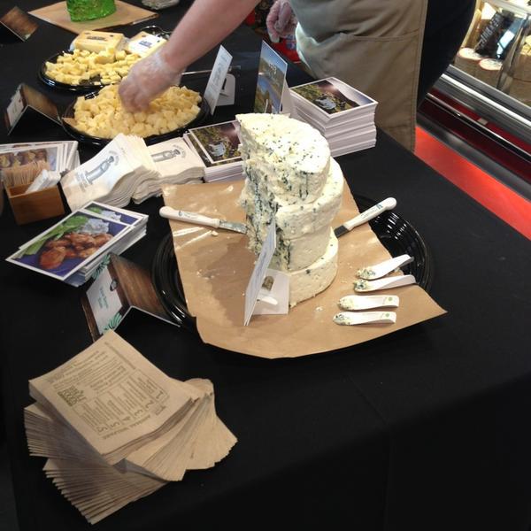 Photo taken at Whole Foods Market by Doug M. on 6/18/2013-加尼福尼亚奥克斯纳德镇中心街道650(中收集在河滨公园) Photo taken at Whole Foods Market by Doug M. on 6/18/2013