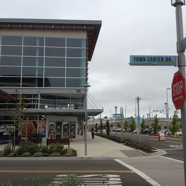 Photo taken at Whole Foods Market by Lisa M. on 6/12/2013-加尼福尼亚奥克斯纳德镇中心街道650(中收集在河滨公园) Photo taken at Whole Foods Market by Lisa M. on 6/12/2013