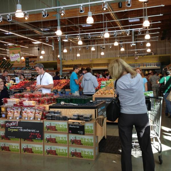 Photo taken at Whole Foods Market by Juliet K. on 6/22/2013-加尼福尼亚奥克斯纳德镇中心街道650(中收集在河滨公园) Photo taken at Whole Foods Market by Juliet K. on 6/22/2013