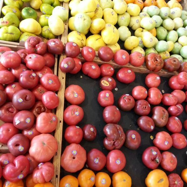 Photo taken at Whole Foods Market by Angela M. on 8/20/2013-加尼福尼亚奥克斯纳德镇中心街道650(中收集在河滨公园) Photo taken at Whole Foods Market by Angela M. on 8/20/2013