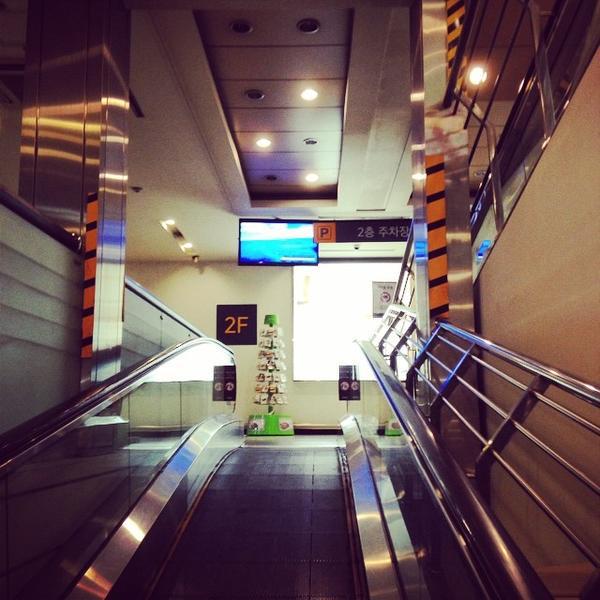 Photo taken at 이마트 (e-mart) by Douglas H. on 7/30/2014-京畿道高阳市东阳区79易买得超市 Photo taken at 이마트 (e-mart) by Douglas H. on 7/30/2014