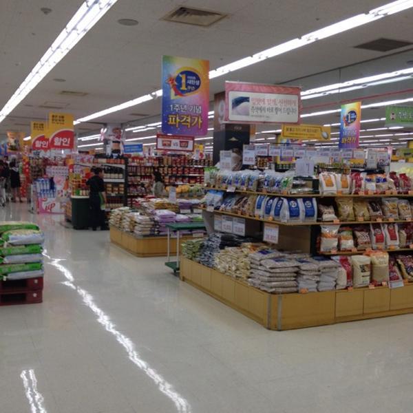 Photo taken at 이마트 / E-Mart by titicacajjui on 5/6/2012