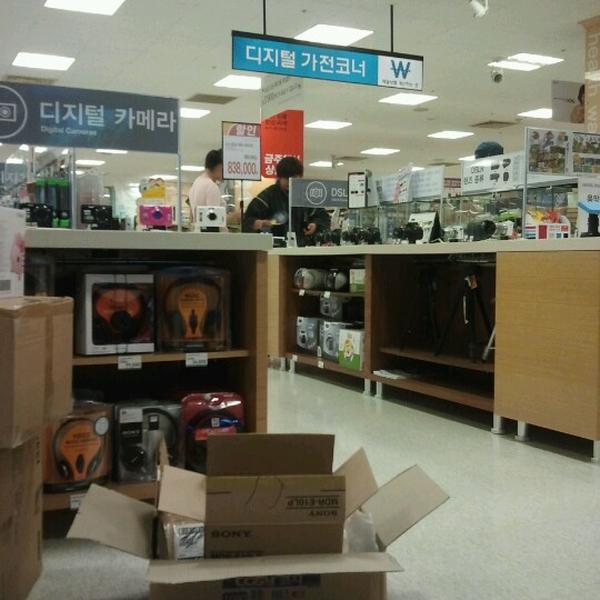 Photo taken at 이마트 / E-Mart by Samantha on 8/1/2012