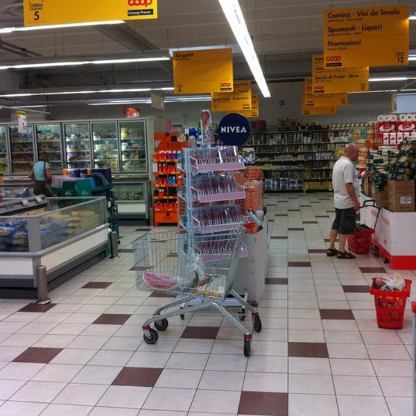 Photo taken at Coop Pontassieve by Il C. on 7/21/2011-意大利托斯卡纳蓬塔谢韦阿尔弗雷多和卡罗德尔广场1-3 Photo taken at Coop Pontassieve by Il C. on 7/21/2011