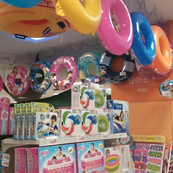 Photo taken at 이마트 (emart) by Jeong-yeon H. on 6/5/2014-首尔特别市数码路32-43易买得超市 Photo taken at 이마트 (emart) by Jeong-yeon H. on 6/5/2014