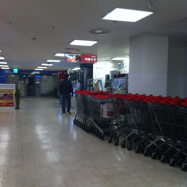 Photo taken at 홈플러스 (Home plus) by Yongho L. on 4/13/2013-釜山市海云台区Centum东路6号(Centum City店) Photo taken at 홈플러스 (Home plus) by Yongho L. on 4/13/2013