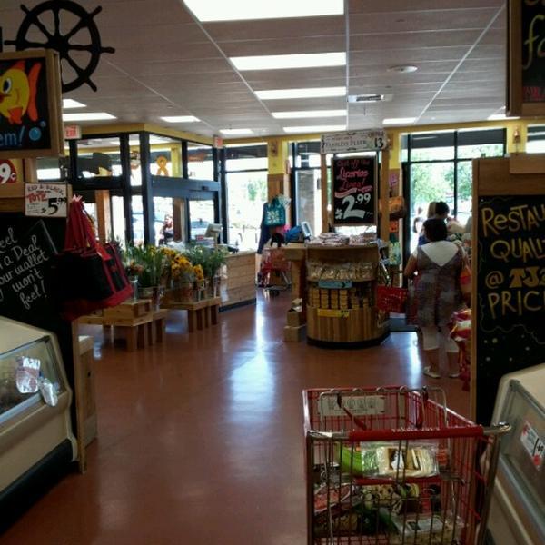 Photo taken at Trader Joe's by Bill L. on 8/20/2012-密苏里州克雷夫科尔橄榄树大道11505号 Photo taken at Trader Joe's by Bill L. on 8/20/2012