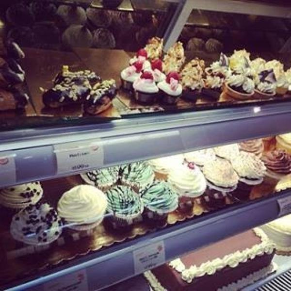 Photo taken at Whole Foods Market by JWhitty on 9/26/2013-肯塔基州列克星敦列克星敦绿色巡回背景161(在尼古拉斯维尔路) Photo taken at Whole Foods Market by JWhitty on 9/26/2013