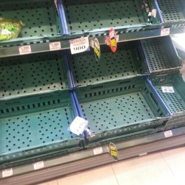 Photo taken at 홈플러스 익스프레스 (Home plus express) by Junghoon L. on 8/27/2012