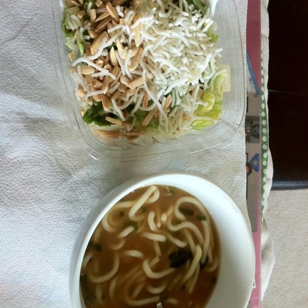 Photo taken at Trader Joe's by E R. on 7/15/2011-加利福尼亚州雷德兰兹橘子大街552号(在珍珠街和斯图亚特街之间) Photo taken at Trader Joe's by E R. on 7/15/2011