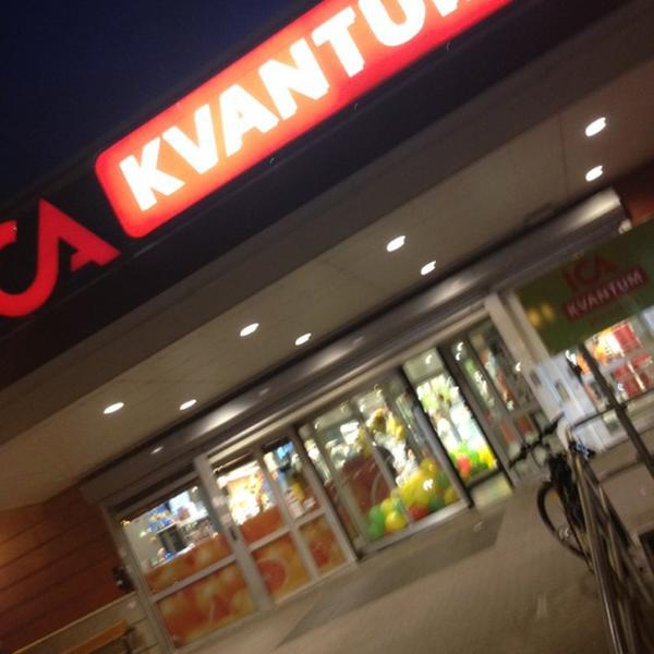 Photo taken at ICA Kvantum by Tomas L. on 9/2/2012-瑞典西约塔兰省哥德堡里拉蒙克贝克路2A Photo taken at ICA Kvantum by Tomas L. on 9/2/2012